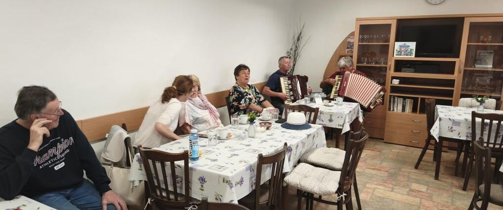 Když hudba léčí: Senioři a pacienti s Parkinsonem protancovali odpoledne v klubu U hradeb